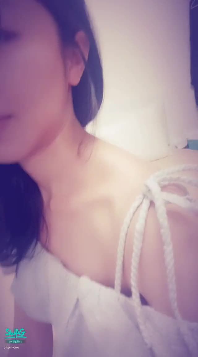 janicee : 窺探肩帶下縫隙透出的肌膚👀
側臉的輪廓🌹
窺探肩帶下縫隙透出的肌膚😍
深邃的鎖骨💓
Under the strap💚
#深V #短裙 #性感 #美腿 #長髮 #細肩帶 #美背 #鎖骨 #赤腳 #裸足 #黑髮