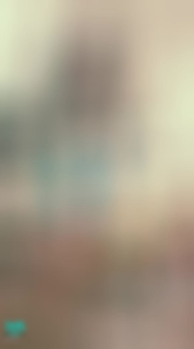 janicee : 黑色深V內著與赤腳👀