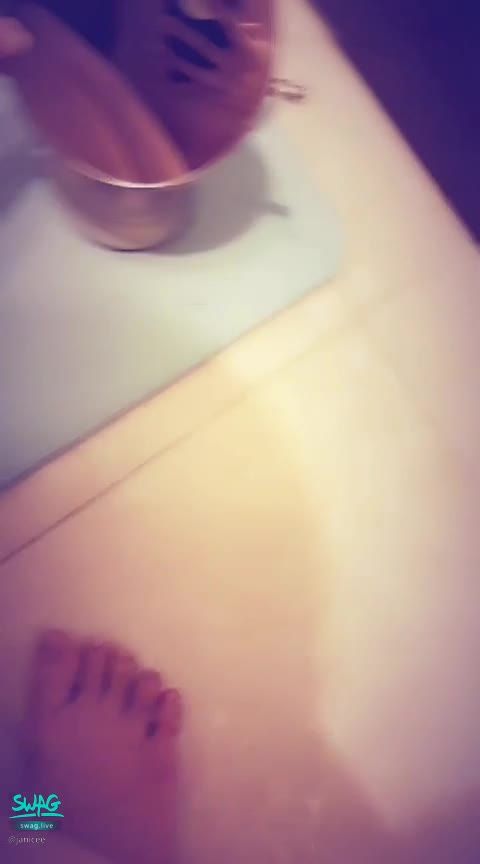 janicee : 裸身蹲低在浴室⭐
電影般的偷窺視角👀
用小圓鏡看到蹲在地上的腳趾與美臀♥️
以及美胸💚
脫光衣服準備洗澡💓
浴室內的裸體😈
性感曲線😍
Naked💋
#美臀 #性感 #美腿 #長髮 #鎖骨 #裸足 #赤腳 #黑髮 #裸體 #南半球 #腳趾