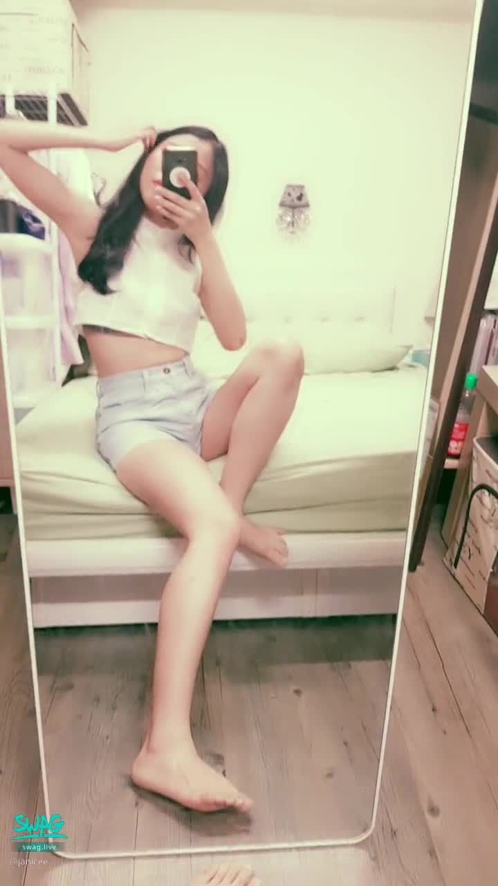 janicee : 跨坐在床上💚
容易露出內衣白色小襯衫💙
露腰小性感💋
性感牛仔短褲下的裸足💓
Beneath the shirt🎀
#露腰 #性感 #美腿 #長髮 #裸足 #赤腳 #黑髮 #美腿 #內衣 #bra #牛仔褲 #腋下 #腿控