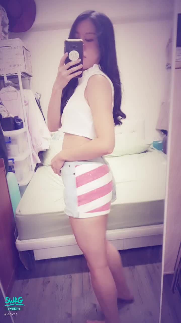 janicee : 撫摸身體的弧度🌹
抬起手露出內衣😈
白色短襯衫💙
轉過身是國旗圖案的牛仔短褲💓
Beneath the shirt🎀
#露腰 #性感 #美腿 #長髮 #裸足 #赤腳 #黑髮 #美腿 #內衣 #bra #牛仔褲 #腋下 #腿控