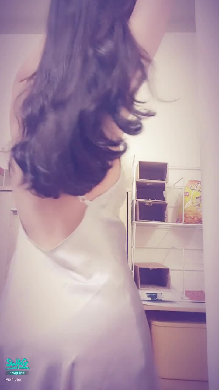 janicee : 抬起手，倚著牆扭扭纖細的腰肢💋
睡衣的美背🌹
披著一襲長捲髮👀
縫隙透出腰部的肌膚💖
性感緞面睡衣♥️
低胸領口露出大面積的肌膚與深邃鎖骨⭐
Satin sleep dress💙
#鎖骨 #睡衣 #細肩帶 #低胸 #緞面 #長髮 #美背 #腋下