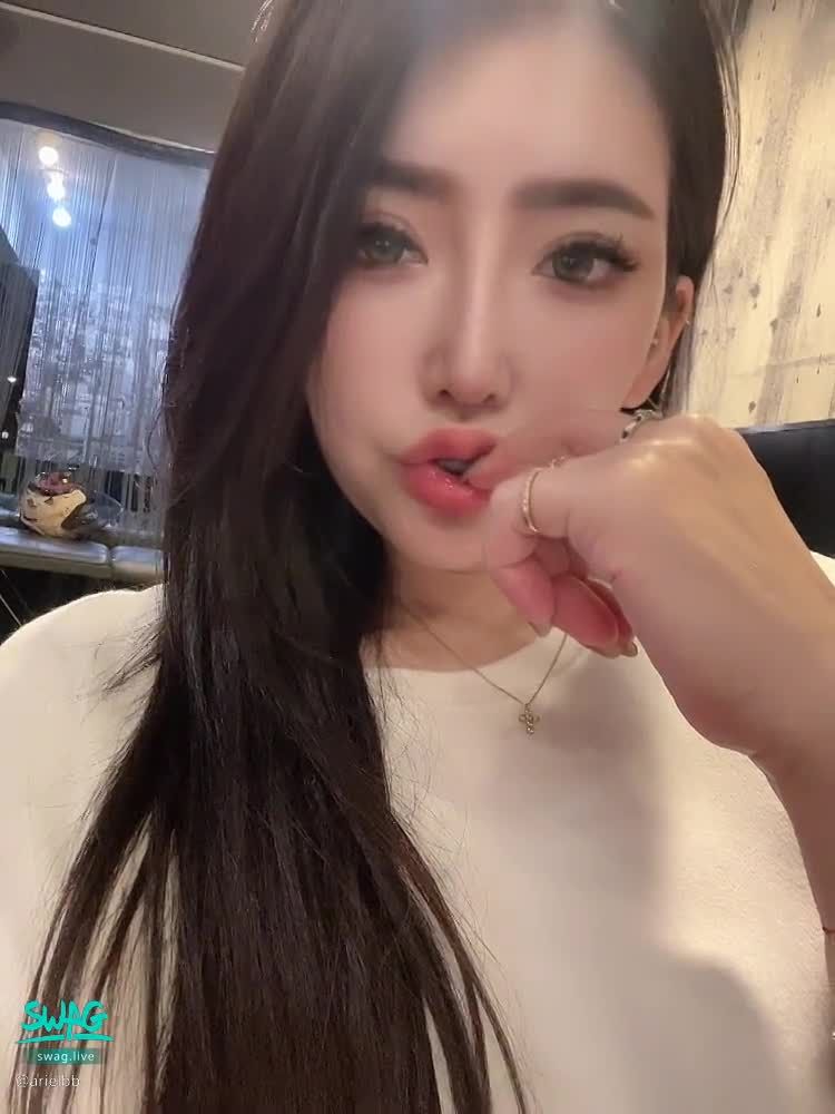 arielbb : 🔥新片上架🔥學弟再次挑戰🙄
https://5w.ag/pTZEBmzgfFVX94dz6
學弟為了挽回顏面，特地把我拍過的長片，全部解鎖都看一遍。這次果然讓我狂噴水了💦可是沒有插噴的感覺不夠高潮啊!!
✨解鎖按喜歡👍🏻並私訊截圖🉐️隱藏版1部
✨私訊聊聊你喜歡的劇情

#沒有你們解鎖，我就無法在拍新片了，完全賠錢，因為我都是找專業團隊合作的🥺😭

#純約會特價中
#長腿
#愛子
#大奶
#潮吹女王