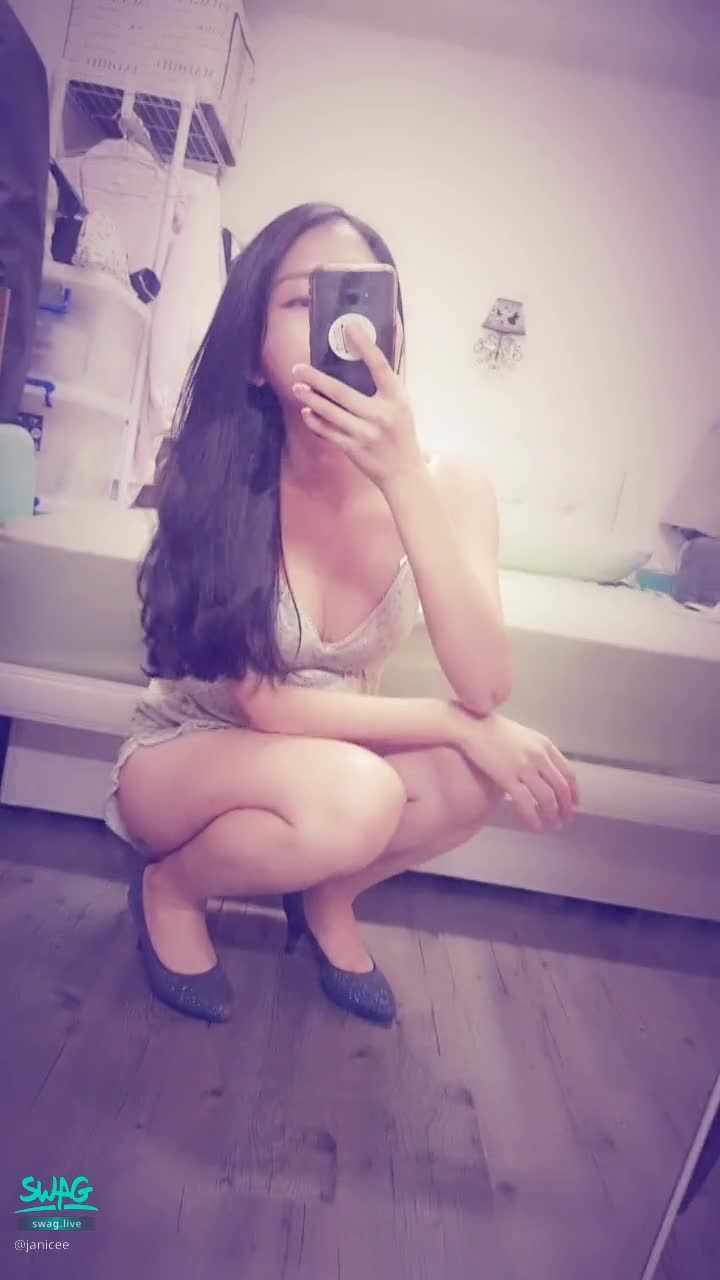  : Sexy deep V when squatting low 😈
Touch beautiful legs in high heels 👀
Deep V small fresh pajamas ♥️
high slit pajama pants 💚
sleepwear 💙
#鎖骨 #睡衣 #細肩帶 #低胸 #長髮 #高跟鞋 #深V #sexy #開衩