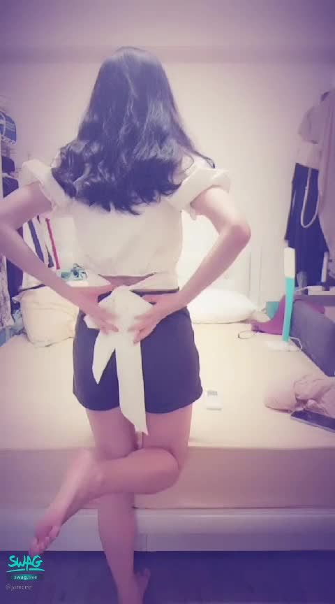 janicee : 脫下上衣
脫下清純系白色上衣💙
可愛的腳底💓
White top♥️
#肩 #長髮 #內衣 #腳底 #黑髮 #美腿 #裸足 #赤腳