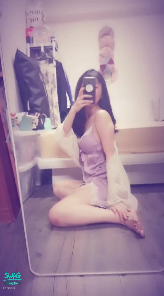 janicee : 放下爆乳睡衣的肩帶🌹
坐在地板上💋
放下性感睡衣一側的肩帶💙
爆乳的深V緞面睡衣💓
Satin sleep dress♥️
#鎖骨 #細肩帶 #肩 #長髮 #洋裝 #黑髮 #美腿 #裸足 #赤腳 #低胸 #深V