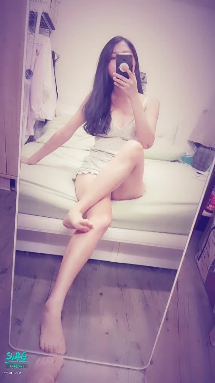 janicee : 床上邊翹腳👀
左右換邊💓動動發光的美腿🎀
深V小清新睡衣♥️露出白皙的肌膚💖
超短的高衩睡褲💚
Sleep wear💙
#鎖骨 #睡衣 #細肩帶 #低胸 #長髮 #深V #sexy #赤腳 #裸足 #腳趾
