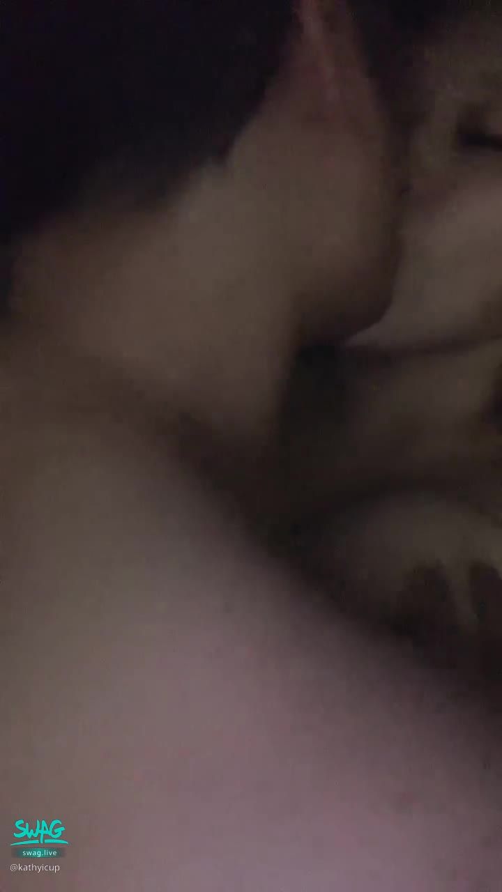 kathyicup : 邊濕吻我邊揉我大奶😈❤️小穴都還沒濕就想肏人家⋯🍆💦👅🔞
#濕吻 #露臉 #爆乳 #巨乳 #露點 #肉感 #揉奶  #淫女 #痴女