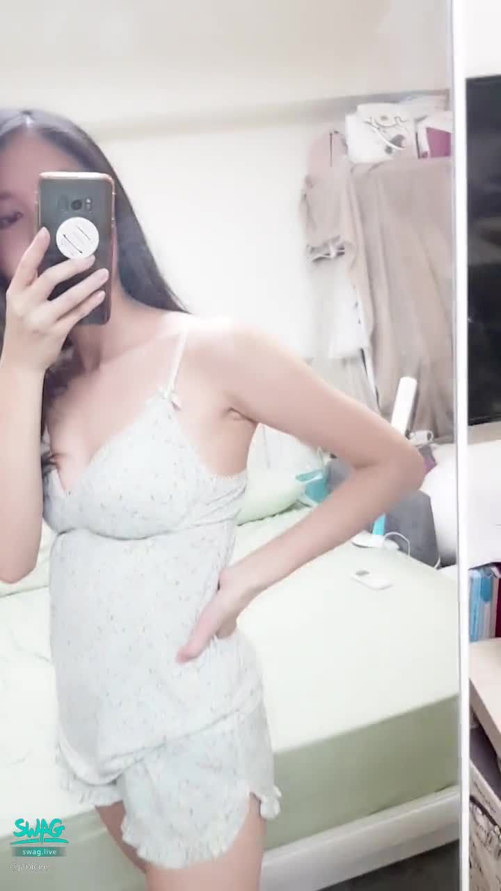 janicee : 低胸睡衣💚
腋下也是開很低🎀
深邃的鎖骨與胸口的肌膚都表露無遺👀
開衩短褲露出赤裸的大長腿💙
The skin under the sleep wear♥️
#腋下 #深V #低胸 #睡衣 #赤腳 #開衩 #裸足 #美腿 #腳趾 #鎖骨