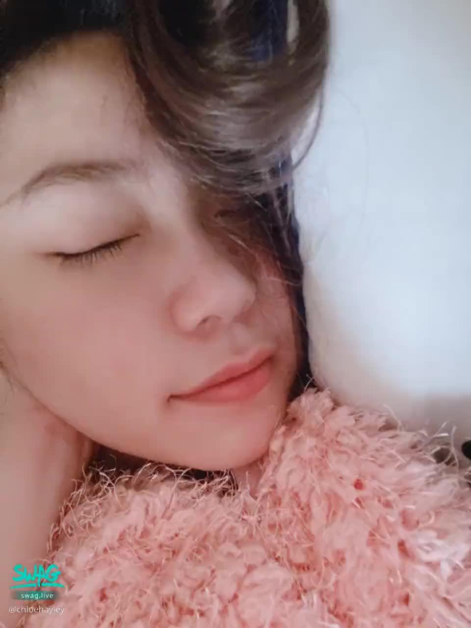  : Good morning ❤️
it's a bit cold 🙈 I'm lying in bed.

baby give me two high heels today 👠
can get 🉐️ Hidden pornography that does not appear on the platform 🙈

#早安 #不要錯過淫片