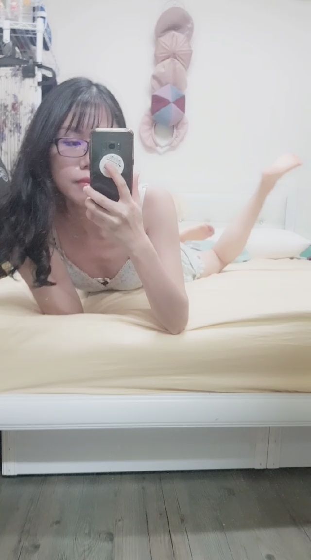 janicee : 把胸部放在床上的男友視角💓白蕾絲內衣👀