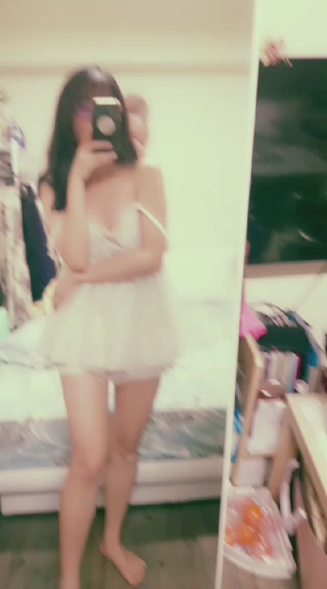 janicee : 新娘款的睡衣💗揉揉酥胸
花嫁系白紗睡衣💙
放下兩側肩帶的性感酥胸😈揉揉胸
想親吻誘人深V與美足的肌膚嗎？💋
超短褲下的美腿💖
White sleep wear💚
#深V #睡衣 #鎖骨 #細肩帶 #低胸 #眼鏡 #長髮 #赤腳 #裸足  #美腿 #white #sexy