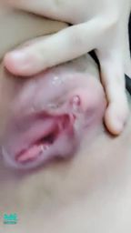 cocolunna : High-definition ultra-close distance to open the hole to see inside 🤤
I don't understand why I get so excited every time I make love with fans! ! ! After the orgasm sprays water, I break open the wet and swollen acupoints and show them to the fans~ Every time I see it, I want to have a second shot. Hehe, I like it the most, and I want more 😈😈