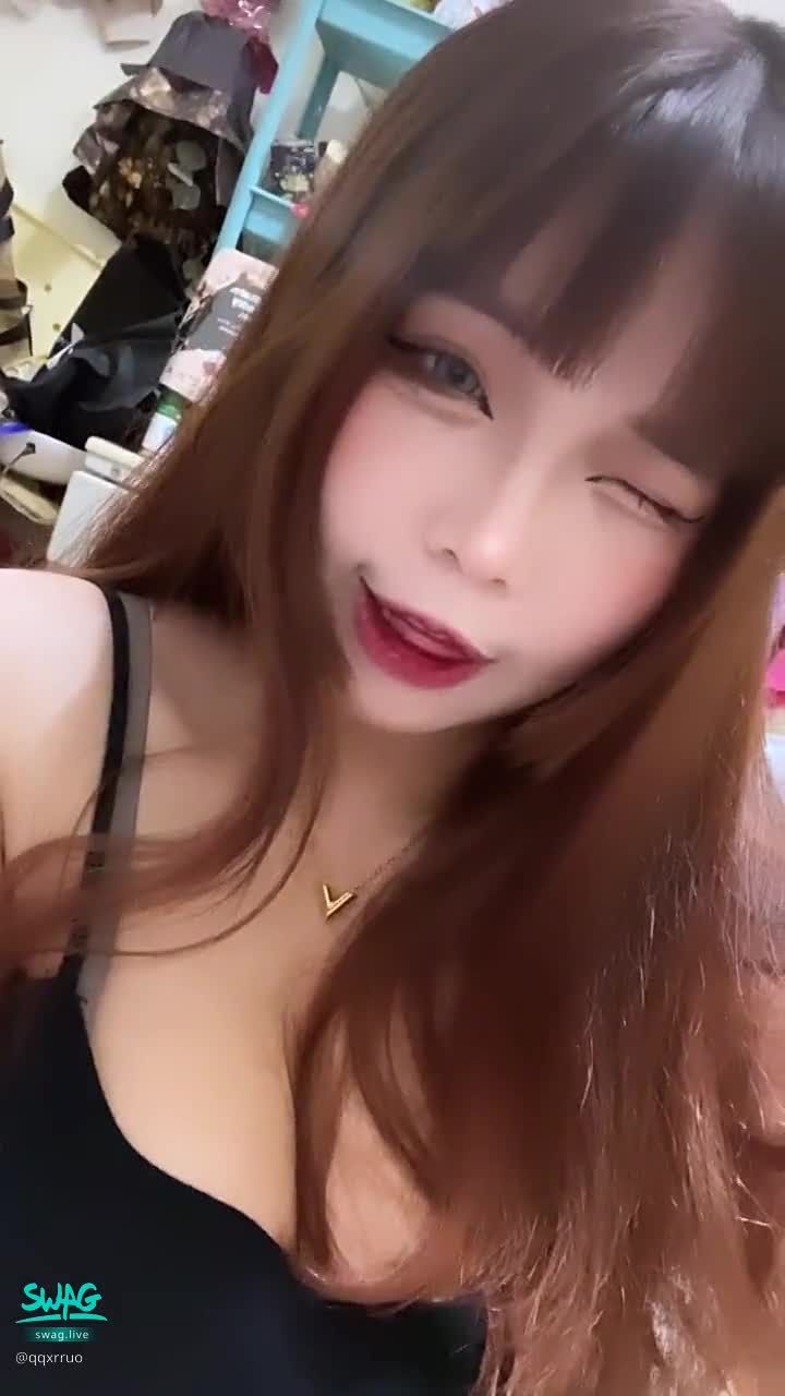 sexybearr : 🔥露臉揉奶🔥淫蕩學生妹等你來了解😳❤️
所以Babe喜歡有眼鏡的版本還是沒有呢？😈❤️

還不快來私訊領取無碼版讓小妍老濕調教你😽
#大奶 #露臉揉奶 #學生妹 #淫蕩 #騷包 #巨乳 #G奶