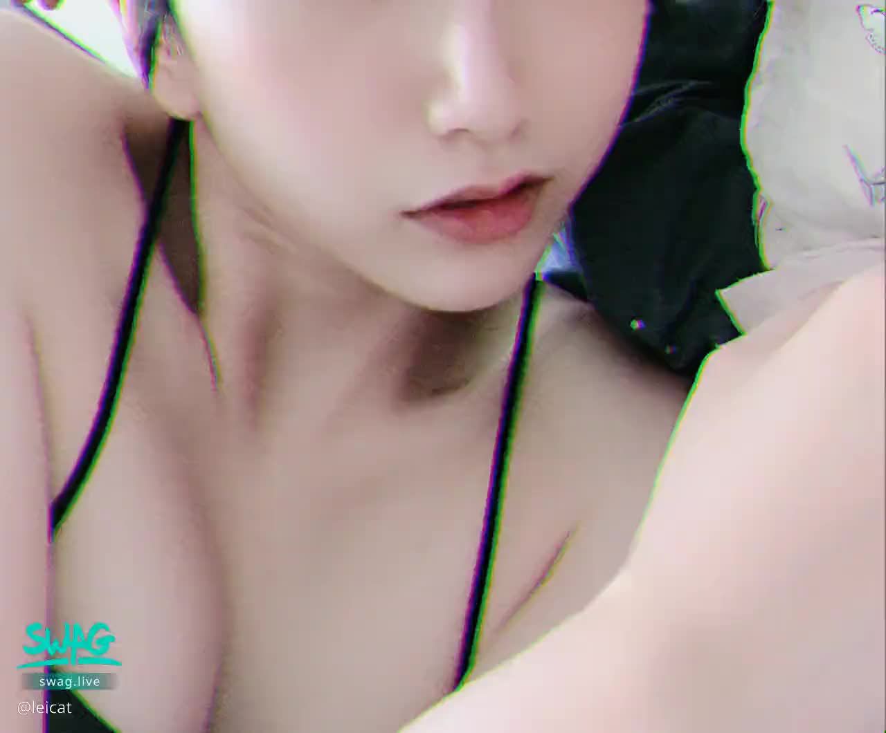 l****t : #sexy#性感#生活#奶#鎖骨#白白嫩嫩#可愛#徠卡#leicat