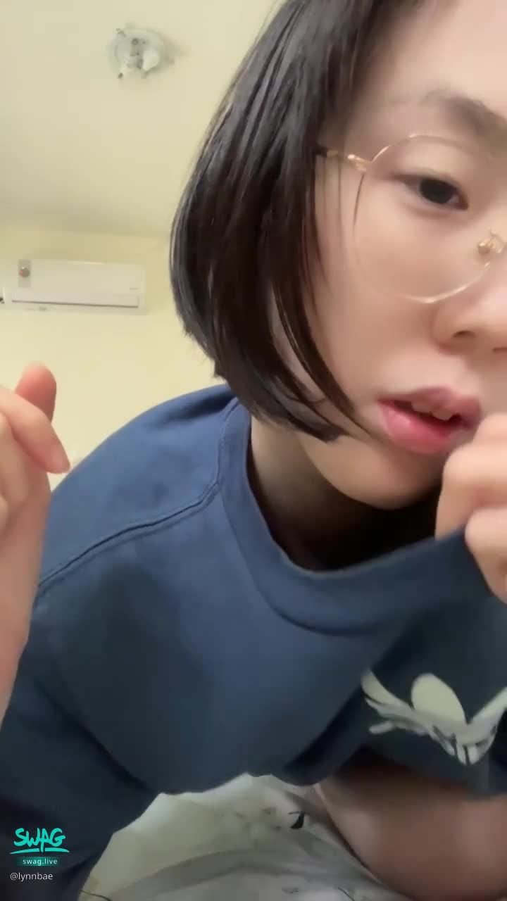 lynnbae : 你問我吃雞嗎？我該打開手機還是綁起頭髮？
#性感 #露臉 #騷 #奶 #鎖骨 #舌頭 #咬唇