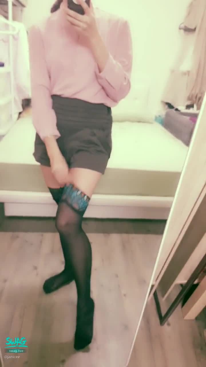janicee : 黑絲馬尾OL🌹
摸摸絕對領域，撥一下馬尾💓
腿上的一抹孔雀蕾絲💚
性感長腿💗
Peacock lace💙
#襯衫 #美腿 #短褲 #馬尾 #膝上襪 #黑絲 #蕾絲 #絕對領域 #OL #長髮