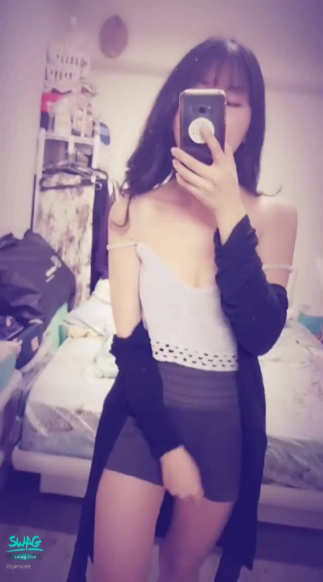 janicee : 上衣掉下來了
解開肩帶😈
讓上衣滑下來💚
洞洞小背心🌹
性感低胸的肌膚🌸
Drop the top💙
#美腿 #鎖骨 #低胸 #性感 #sexy #長髮 #赤腳 #裸足 #腳趾
