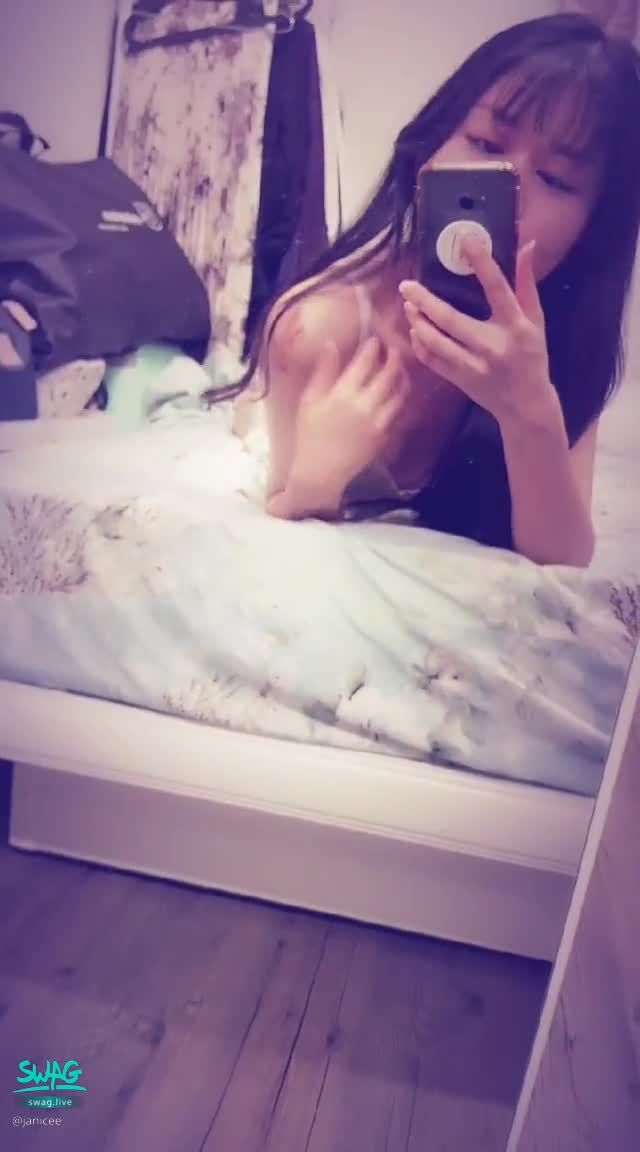 janicee : 放下睡衣的肩帶💙趴著的男友視角
撥撥胸口的頭髮，放下肩帶😈
趴在床上的低胸性感睡衣👀
漂亮的鎖骨😍
在床上等男友的視角💚
On the bed💙
#美腿 #鎖骨 #低胸 #性感 #睡衣 #sexy #長髮 #床 #細肩帶