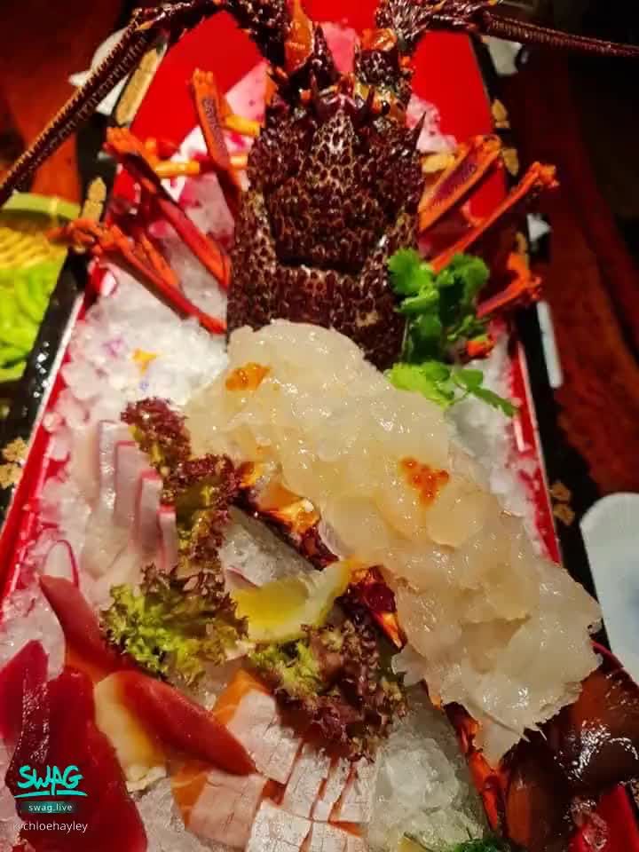 chloehayley : 冬天就是要吃點生魚片料理！謝謝粉絲哥哥🧍‍♂️帶我去吃大餐
❤️有寶貝想帶伊伊去吃異國料理嗎？ #許願  #約會吃飯 #異國風味餐 🥺🥺