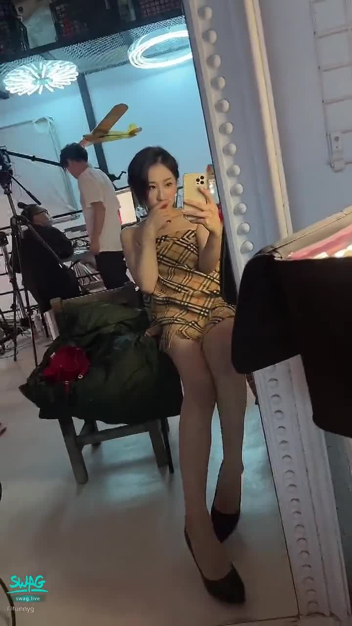 funnyg : 待會沒有大秀
只有二女依隈一起相互磨蹭取暖而已⋯🔥✨

22:30
歡迎哥哥們上來換片看表演😍