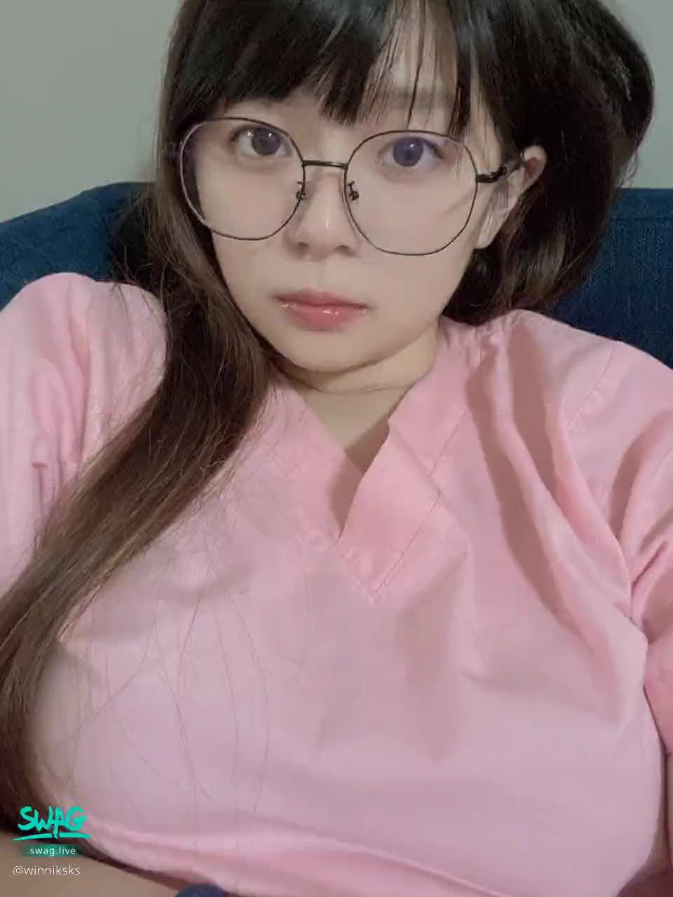 w*******s : 維尼昨天加班到好晚
今天上班好累🥲
晚上10:30開播
希望大家能讓我準時下班☺️
#維尼 #日常 #童顏 #巨乳