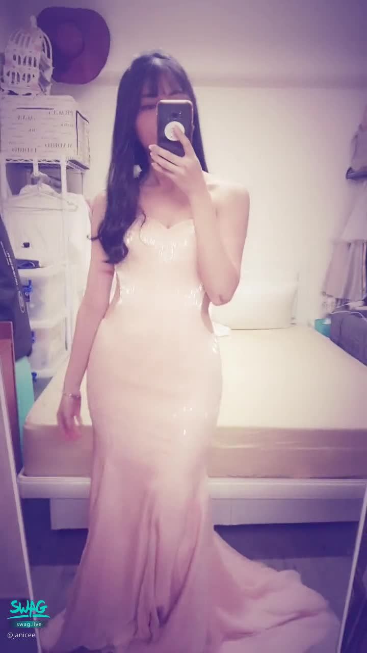 janicee : 露出腰窩💗
挖洞的禮服👀
性感低胸長禮服💋
踮著高跟鞋🌹
Dress up for party💚
#深V #低胸 #美腿 #長裙 #挖洞 #禮服 #性感 #高跟鞋 #sexy #長髮 #鎖骨