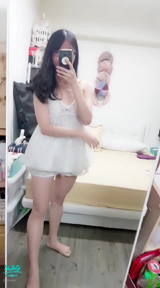 janicee : 戴著眼鏡，穿著睡衣💋
準備睡覺，換上眼鏡💙
睡衣下的腳腳💚
白紗深V睡衣🌹
White chiffon🎀
#鎖骨 #低胸 #性感 #睡衣 #sexy #長髮 #背心 #細肩帶 #赤腳 #裸足 #美腿 #腳趾 #美背 #眼鏡