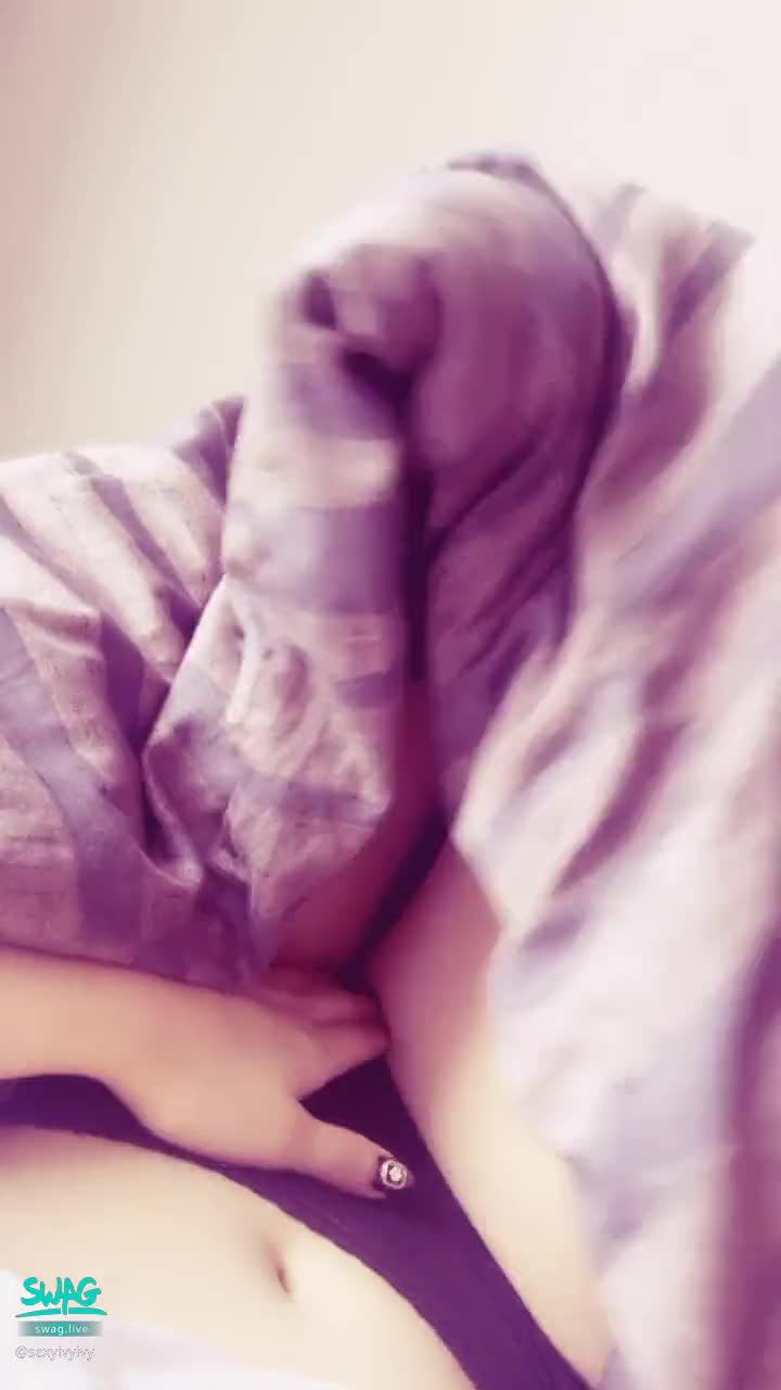 sexyivyivy : 早安安💕💕💕💕今天天氣好冷
想跟寶貝躲在棉被裡面取暖了