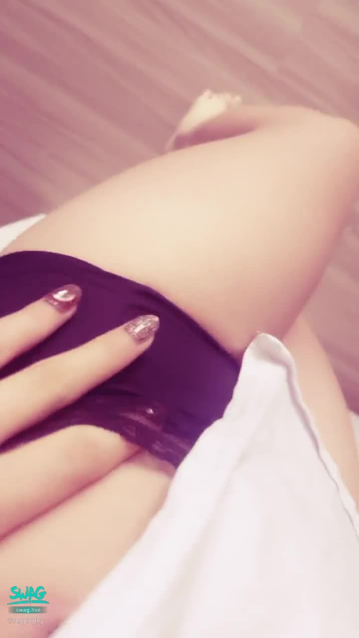 sexyivyivy : 一早想要幫寶貝的手指取暖了🔥
外面真的有夠冷