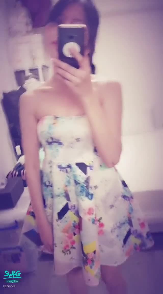 janicee : 馬尾與約會系小禮服
Q彈的馬尾與小禮服💖
馬甲式，露出肩頸的肌膚👀
背後的肌膚😍
光著腳💚
抬起手的光滑腋下⭐
#美腿 #鎖骨 #低胸 #性感#sexy #長髮 #赤腳 #裸足 #短裙 #馬尾 #洋裝 #挖洞 #露背 #腋下