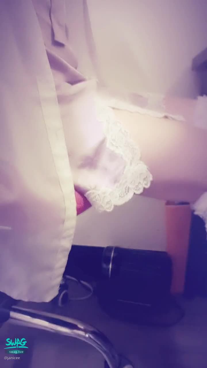 janicee : 冬天的毛茸茸襪套💓
開衩睡衣露出美腿⭐揉揉胸💙
送你一個飛吻😍
偷窺腿的視角💚
Silky dress💋
#美腿 #鎖骨 #低胸 #性感#sexy #長髮 #短裙 #襪套 #開衩 #緞面 #睡衣 #嘴唇