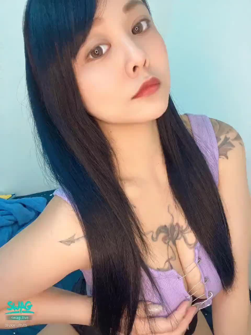 zonatsts : 想看薰薰解前面的扣子嗎😈😈