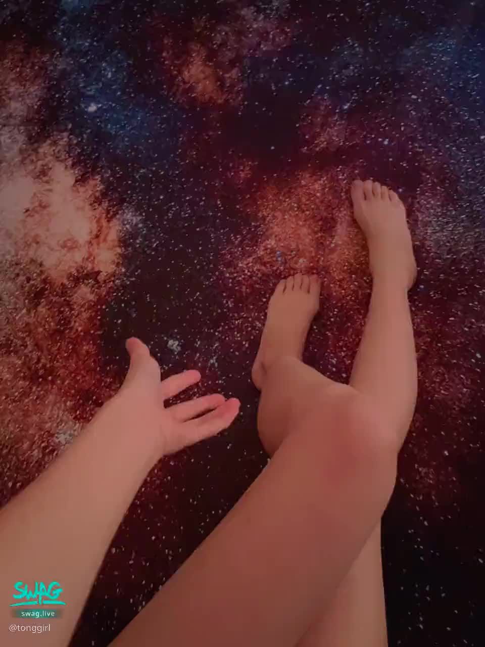 tonggirl : 天馬行空的幻想🫠
但終究抵不過現實 
或許我能在夢裡飛到這麼美的天空吧 
飛向宇宙、浩瀚無敵🌃 
#娜娜#腿#誘惑#sexy#生活