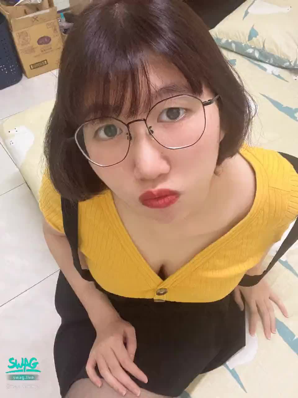 naomiksks : 今天沒有來看娜亞的話就要等到平安夜了🎄
要記得來看娜亞喔💕💕
今天是吊帶裙🥹💕
這樣的娜亞有可愛嗎🥹🥹
#娜亞 #照顧我💕
Babe