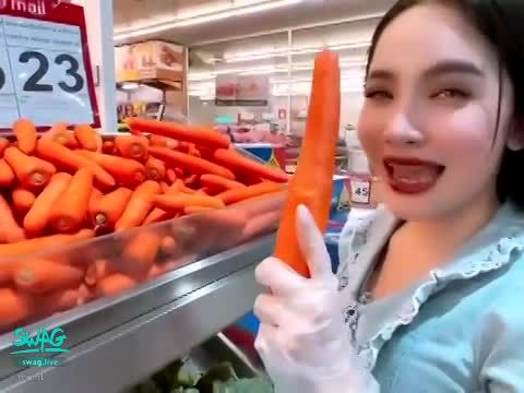 miind : I use carrots to poke my pussy hard🥕🥕🥕