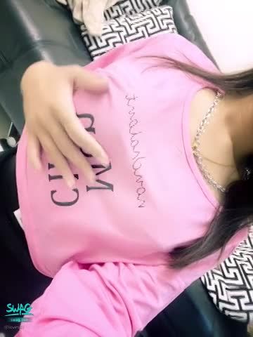 lovesisi : 💗綺麗女子趁家人不在在客廳偷慰慰💗激凸揉奶 想不想抓抓我的奶子？
