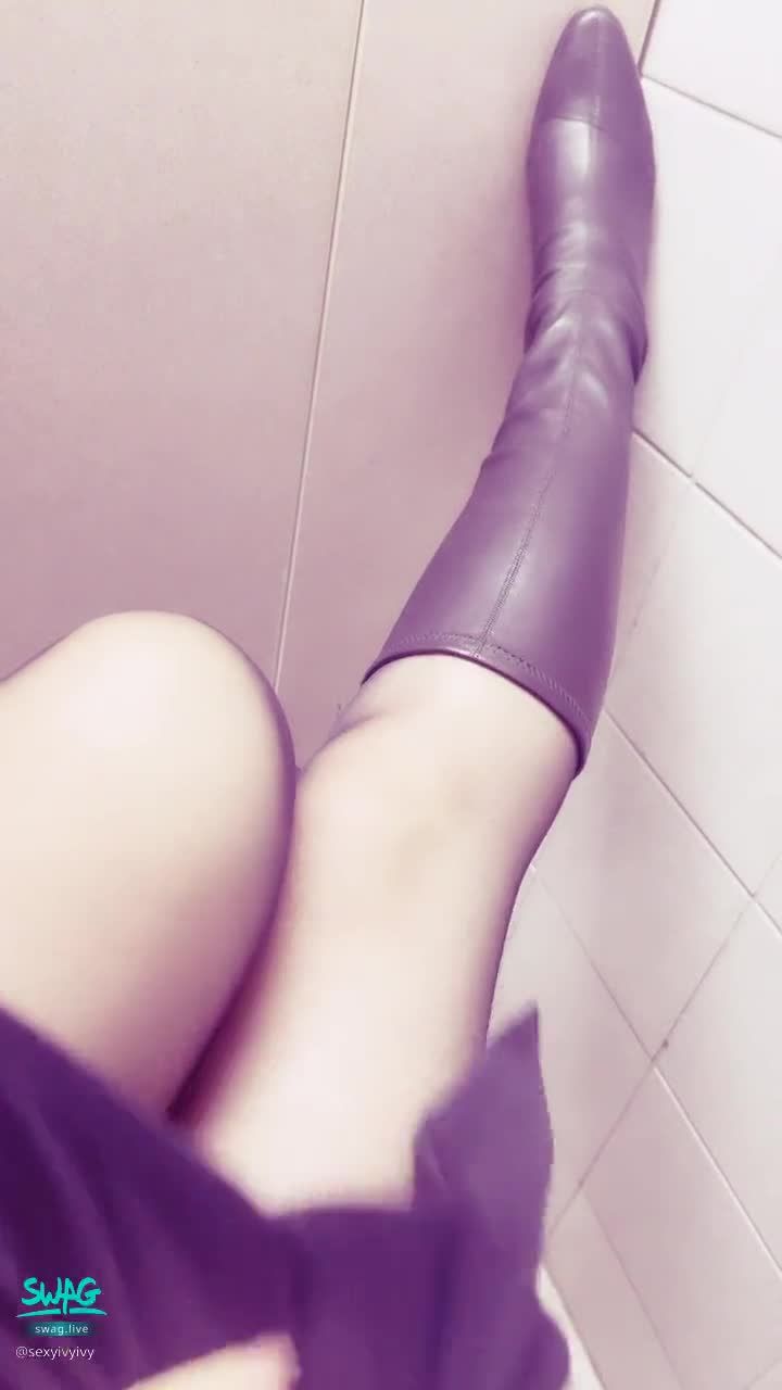 sexyivyivy : 最近開始練重訓
如果寶貝把我帶到廁所把我腳打開的話
可能一邊深入
我的腿會直接抖給你看😛😛😛