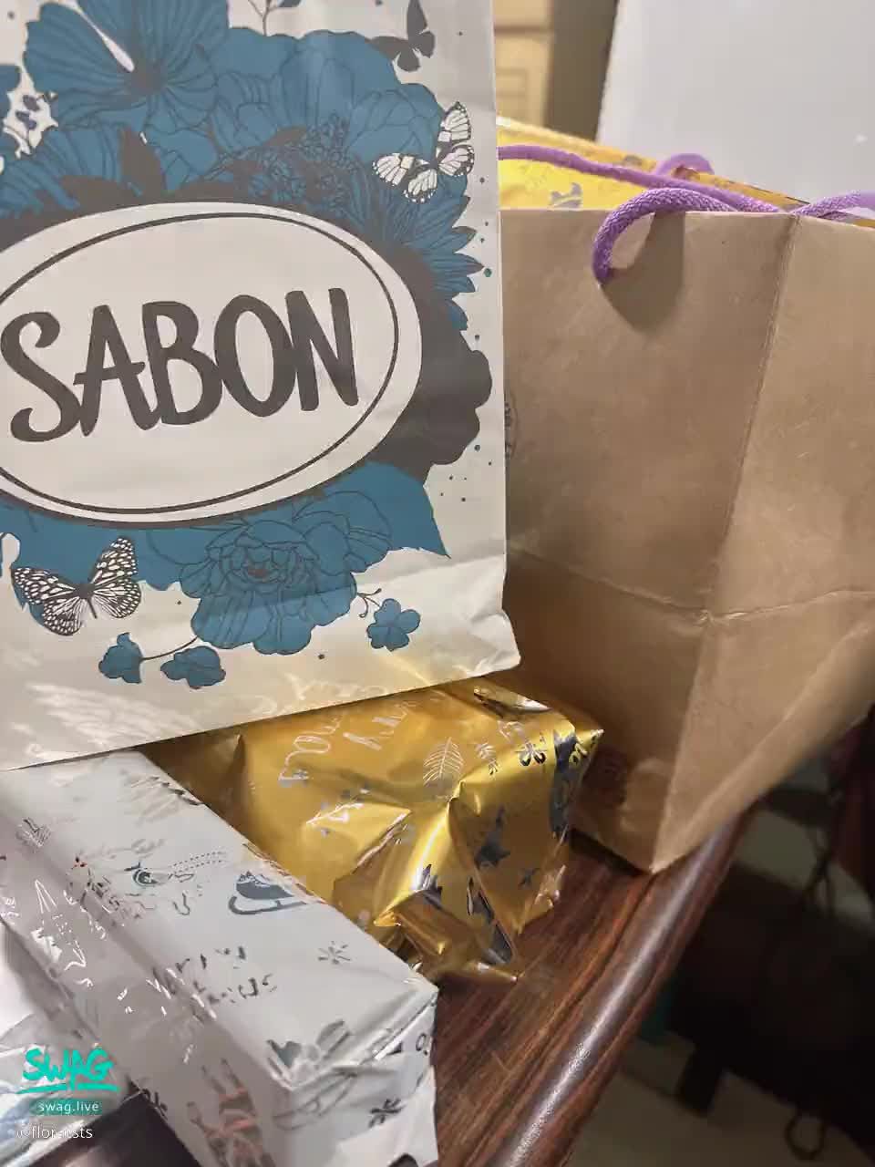 f*******s : 聖誕節終於有節目了😅   交換禮物🎁🎄🎅
#聖誕節 #禮物