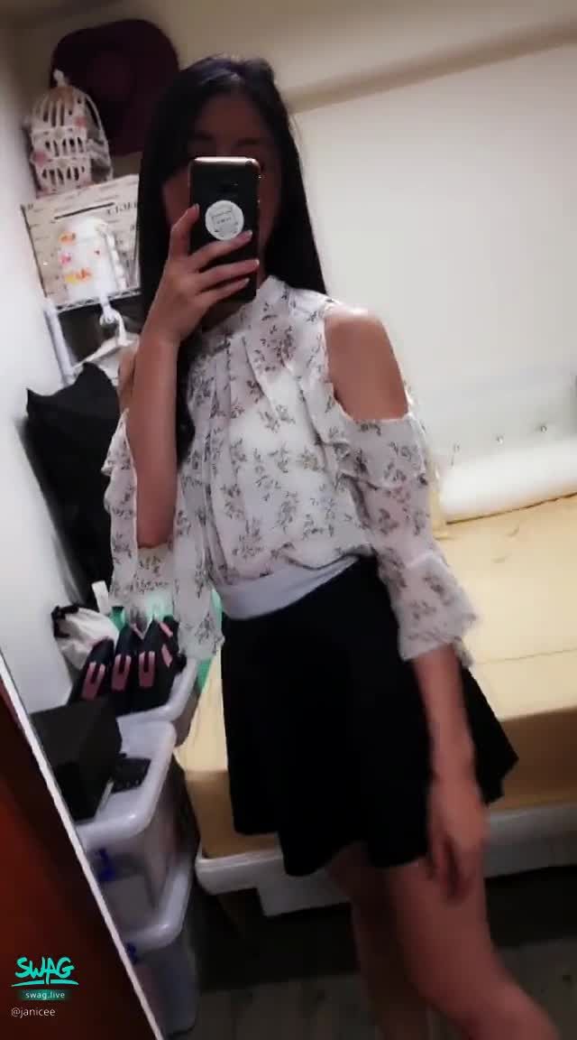 janicee : 襯衫下的內著
雪紡襯衫下透出內著⭐
赤裸光滑的雙腳👀
可愛小短裙♥️