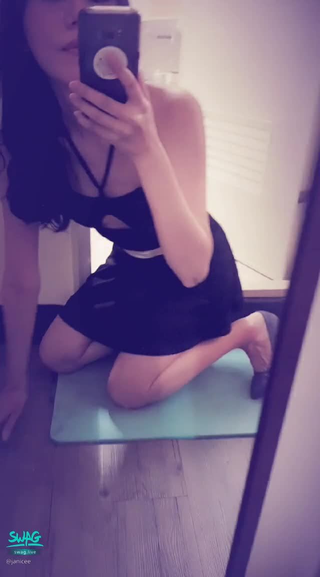 janicee : 穿高跟鞋跪著👠
胸部挖洞的上衣⭐
露出鎖骨與半球💗
穿高跟鞋跪著👠
低頭的視角👀
#挖洞 #鎖骨 #高跟鞋 #美腿 #露胸 #半球 #短裙 #肩膀