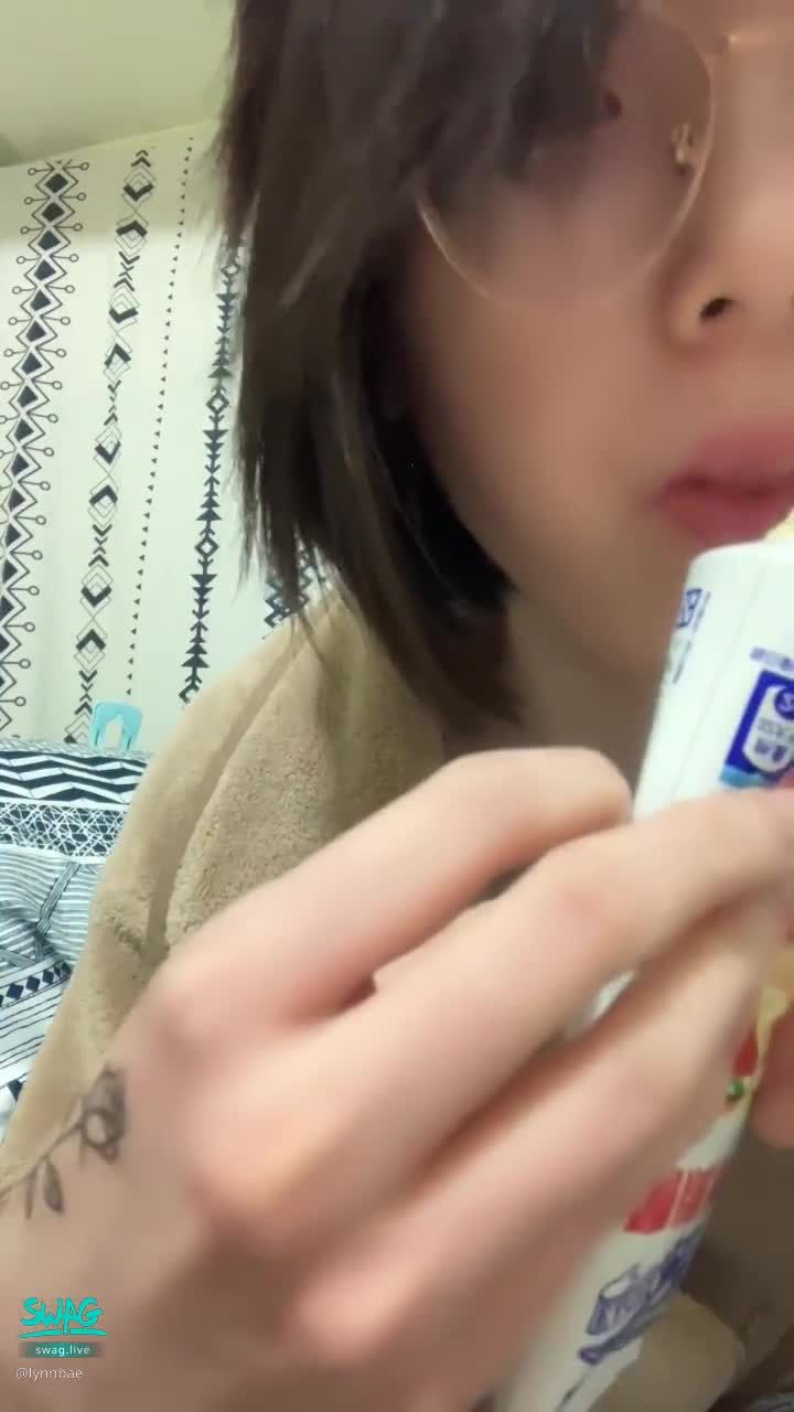 lynnbae : 其實我未必癡情 只是沒有顏值去放蕩
#白皙 #短髮 #眼鏡 #舌頭