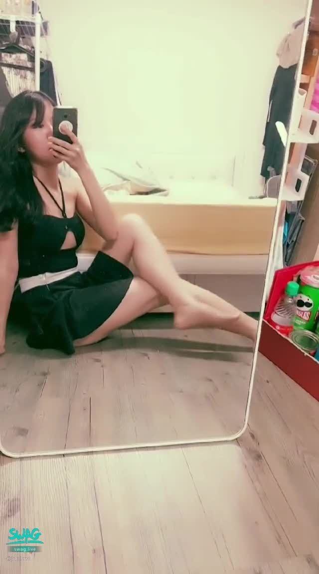 janicee : 近乎曝光的短裙
露出半球的性感上衣♥️
鎖骨的性感細帶👀
坐在地上動動短裙下的美腿💓
Sexy hollow💚
#鎖骨 #肩膀 #黑髮 #短裙 #赤腳 #裸足 #美腿 #半球 #挖洞 #露胸 #性感 #美胸