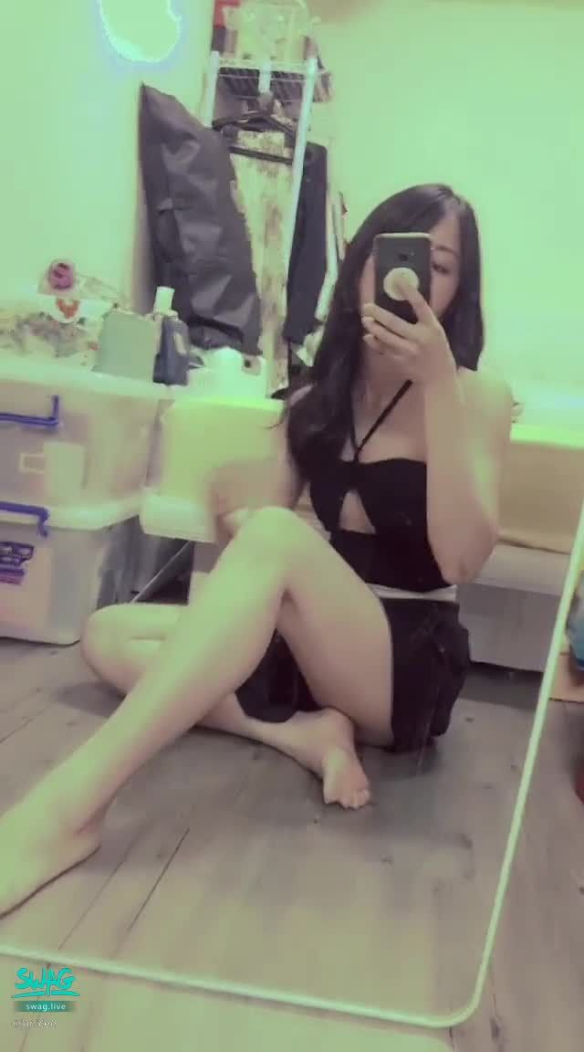 janicee : 快曝光的美腿坐姿
挖空半球♥️坦露鎖骨👀
近拍美足😍撫摸光滑的肌膚💓
快曝光的短裙坐姿，露出美腿💖
Sexy hollow💚
#鎖骨 #肩膀 #黑髮 #短裙 #赤腳 #裸足 #美腿 #半球 #挖洞 #露胸 #性感 #美胸