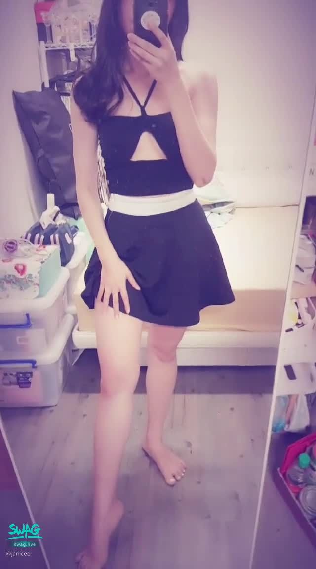 janicee : 撩起裙擺🌹露出半球
挖空胸部的上衣♥️坦露鎖骨👀
撩起腿上的短裙，露出蜜大腿💓
Sexy hollow💚
#鎖骨 #肩膀 #黑髮 #短裙 #赤腳 #裸足 #美腿 #半球 #挖洞 #露胸 #性感 #美胸 #大腿