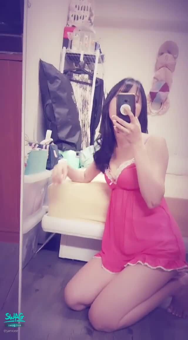 janicee : 透出內衣了