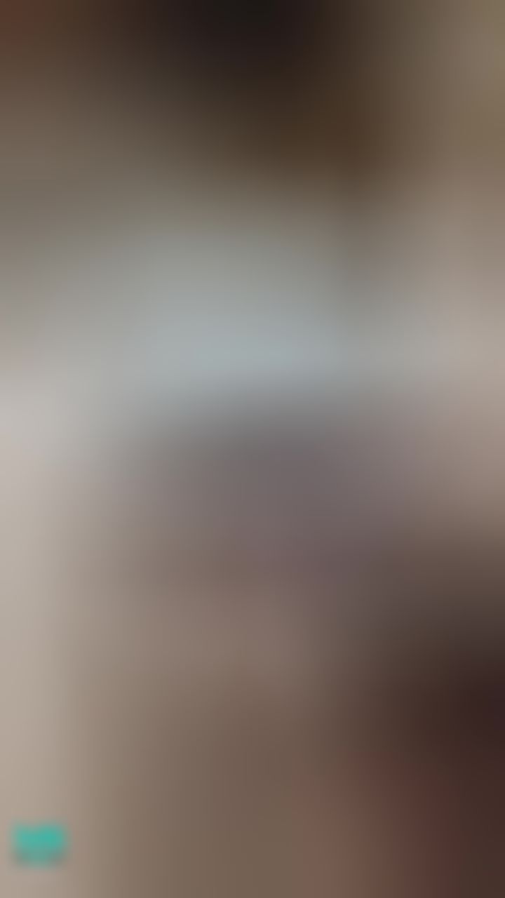 cocolunna : 脱掉内裤前当然要给宝贝看一下粉红妹妹啊🤪
拉开内裤才发现原来妹妹一直都在湿湿的状态🥲 脱掉内裤会弄到椅子啦！！！男生坐在我坐过的椅子应该不会介意吧🙈🙈