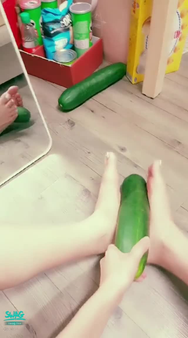 janicee : 黃瓜是食物還是玩具？
坐在地上足交大黃瓜💚
性感深V睡衣與赤腳💓
用雙腳摩擦大黃瓜💙
Rub the cucumber🌹
#sexy #睡衣 #蕾絲 #三角 #細肩帶 #深V #低胸 #美腿 #鎖骨 #赤腳 #裸足 #乳溝 #長髮 #短裙 #足交
