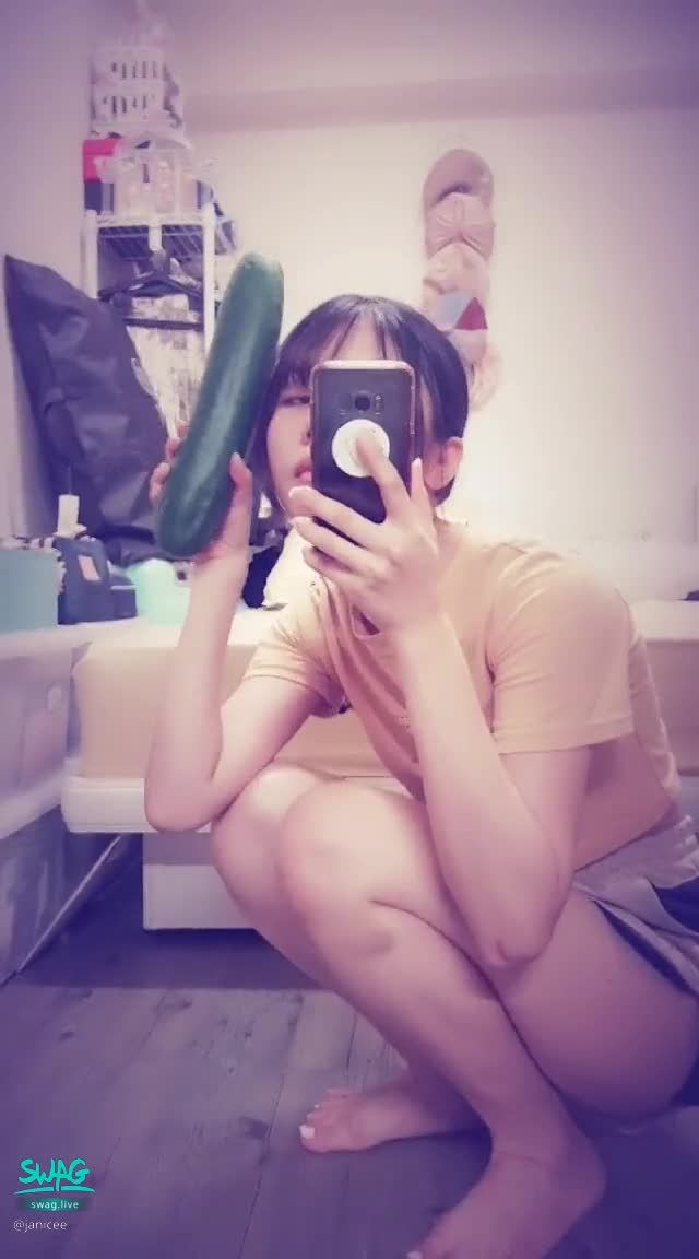 janicee : 用大黃瓜磨擦美腿
俏麗極短褲，襯托腰身與美腿👀
拿起大黃瓜摩擦美足💚
紮個馬尾🎀
shorts💓
#露腰 #T恤 #短褲 #長髮 #赤腳 #裸足 #可愛 #美腿 #腳趾 #馬尾