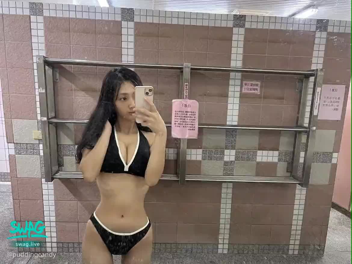 karinacandy : 有個身材凹凸有致的同學
你們還能專心上課嗎🫣